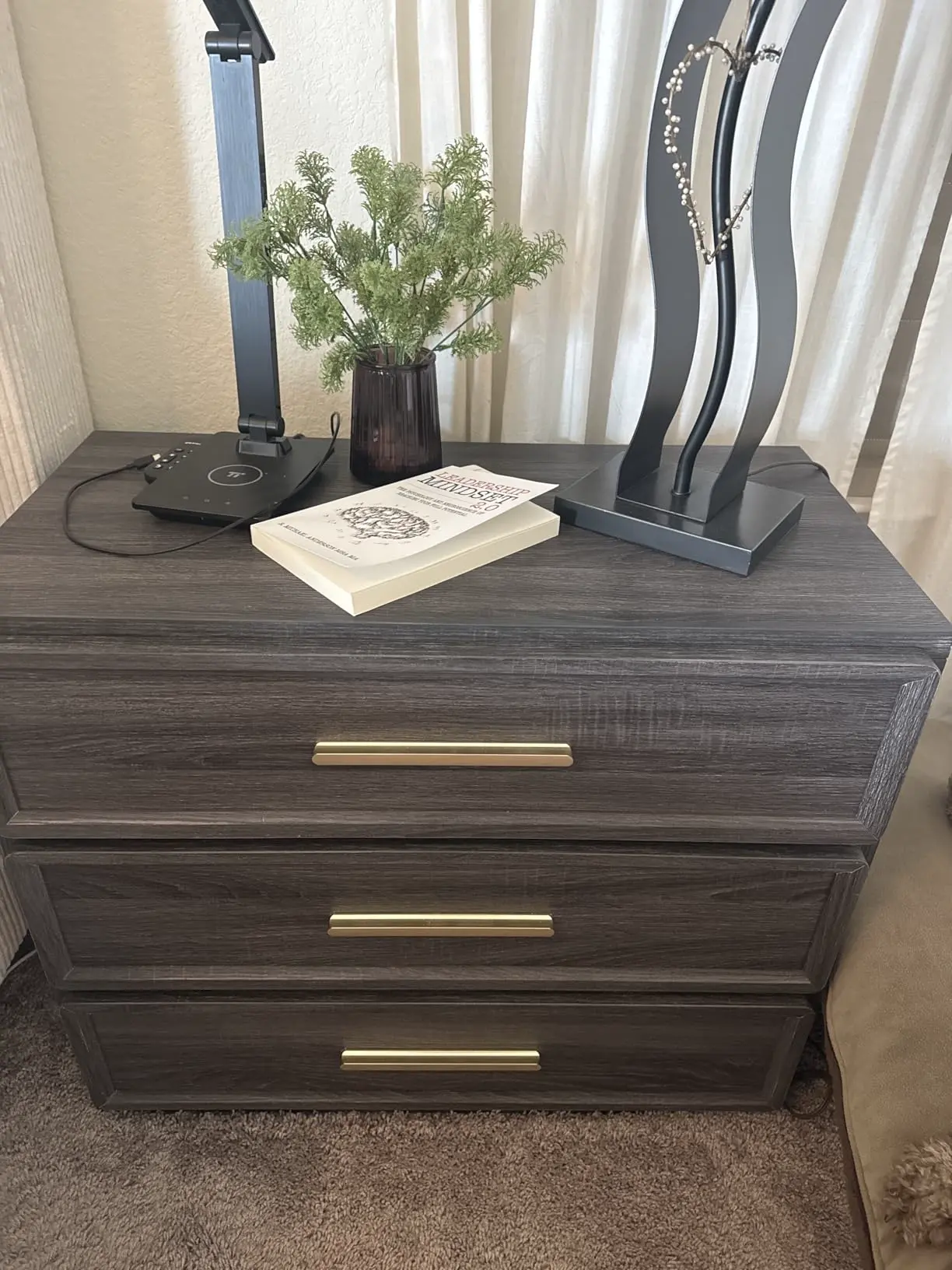 Noptieră înaltă premium cu sertare și accente aurii în dormitor