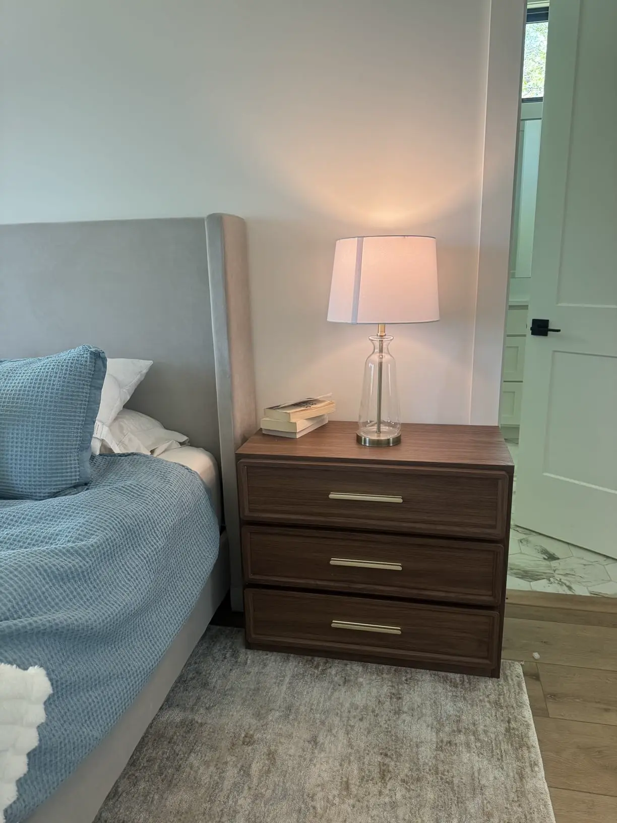 Noptieră premium folosită ca măsuță laterală în living