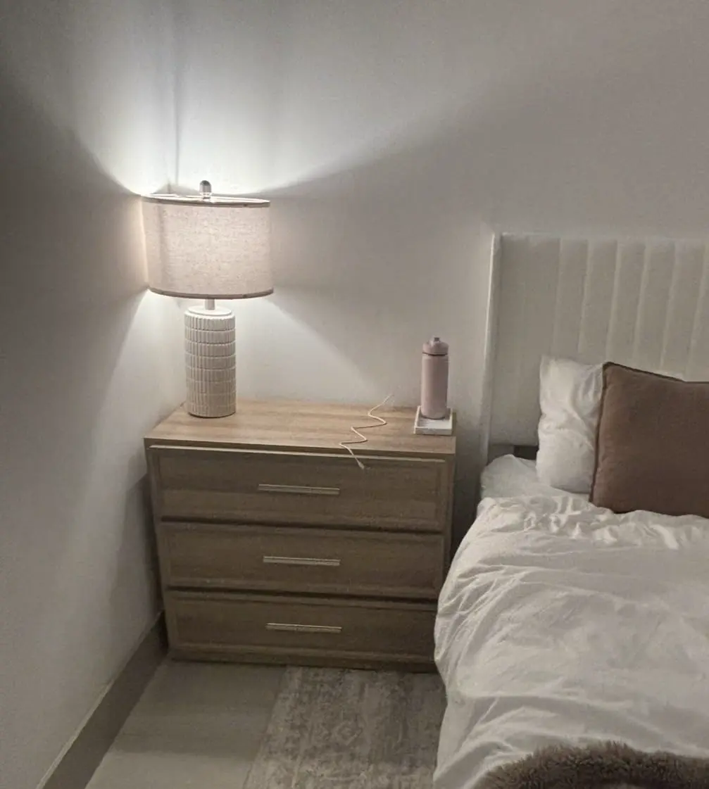 Noptieră înaltă premium în dormitor